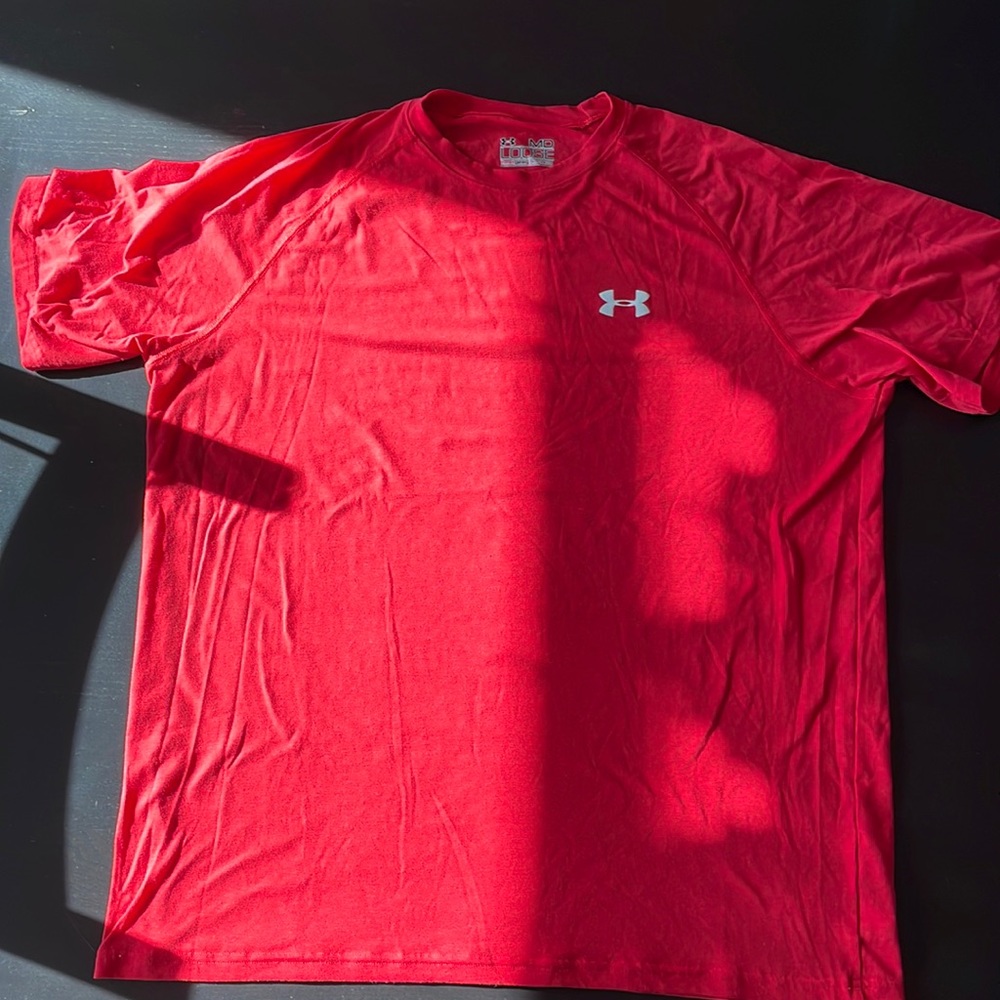 Men’s under armor, loose fitting, heat gear, medium, red